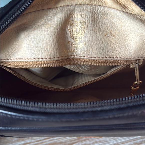 Gucci Black Leather vintage crossbody Bag with Gold-Tone Hardware - Picture 12 of 15